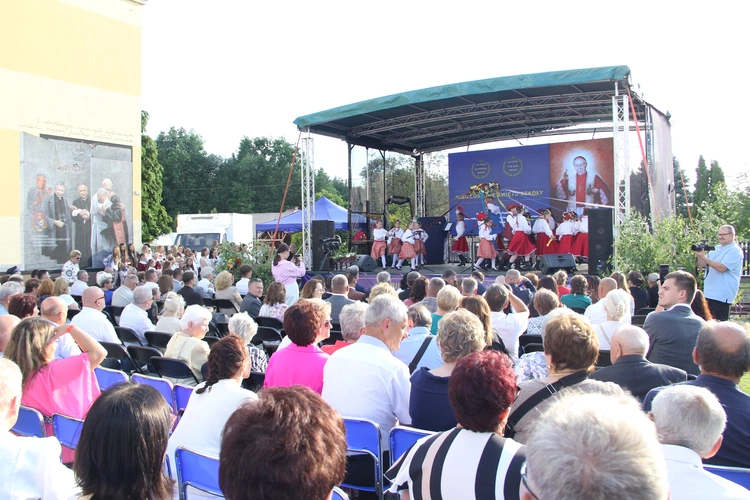Odsłonięcie muralu z Prymasem Tysiąclecia w Łękach Górnych