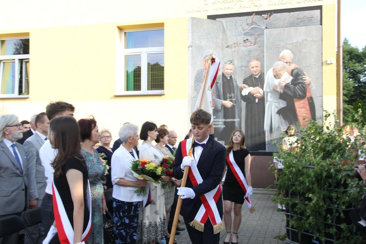 Odsłonięcie muralu z Prymasem Tysiąclecia w Łękach Górnych
