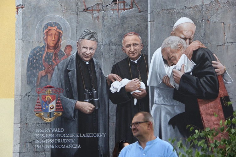 Odsłonięcie muralu z Prymasem Tysiąclecia w Łękach Górnych