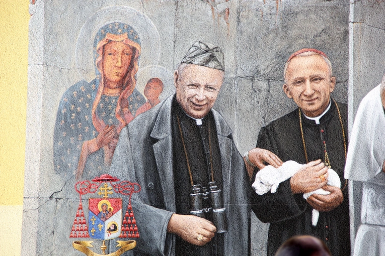 Odsłonięcie muralu z Prymasem Tysiąclecia w Łękach Górnych