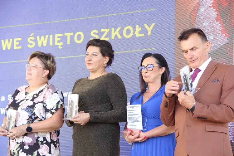 Odsłonięcie muralu z Prymasem Tysiąclecia w Łękach Górnych