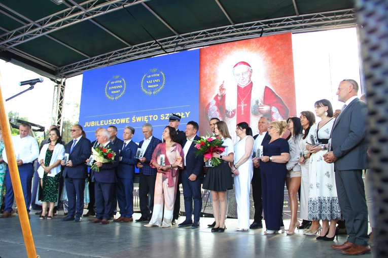 Odsłonięcie muralu z Prymasem Tysiąclecia w Łękach Górnych