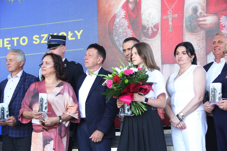 Odsłonięcie muralu z Prymasem Tysiąclecia w Łękach Górnych