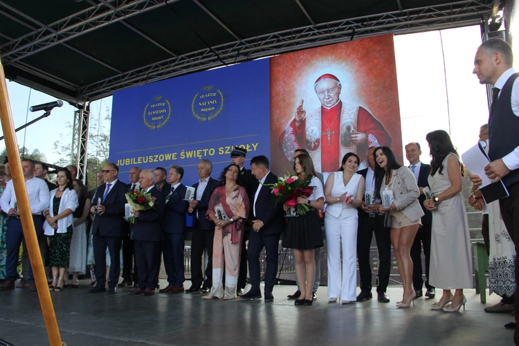Odsłonięcie muralu z Prymasem Tysiąclecia w Łękach Górnych