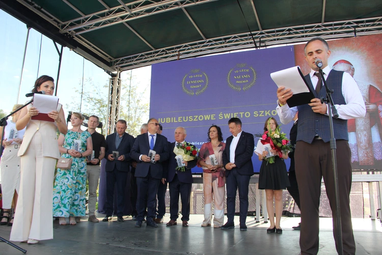 Odsłonięcie muralu z Prymasem Tysiąclecia w Łękach Górnych