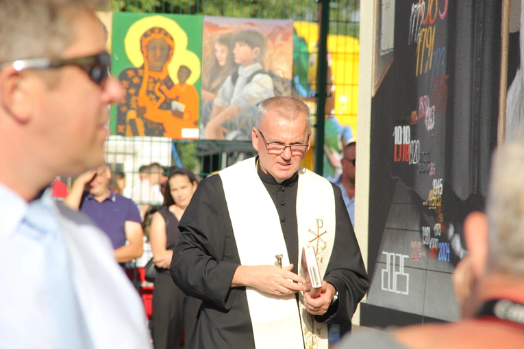 Odsłonięcie muralu z Prymasem Tysiąclecia w Łękach Górnych