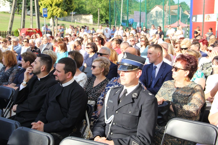 Odsłonięcie muralu z Prymasem Tysiąclecia w Łękach Górnych