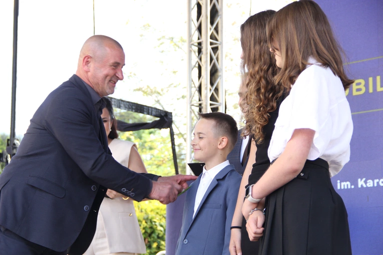 Odsłonięcie muralu z Prymasem Tysiąclecia w Łękach Górnych