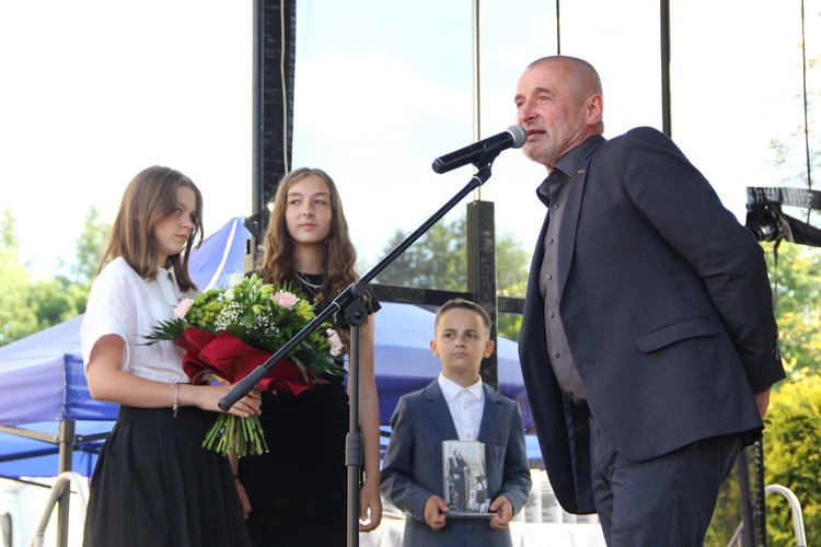 Odsłonięcie muralu z Prymasem Tysiąclecia w Łękach Górnych