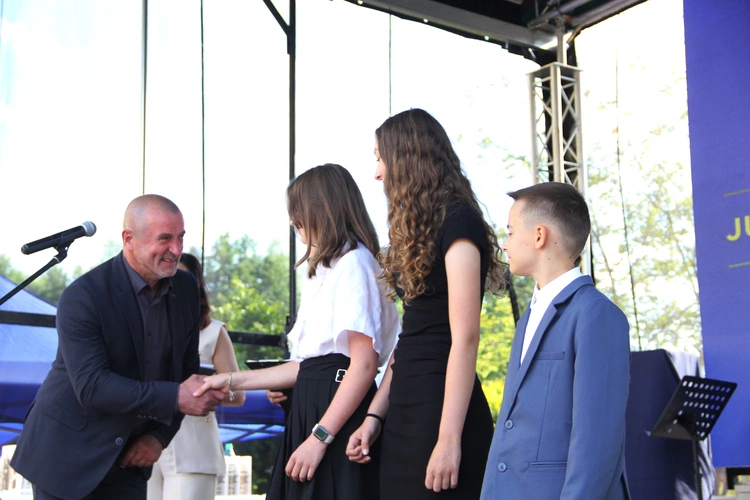 Odsłonięcie muralu z Prymasem Tysiąclecia w Łękach Górnych