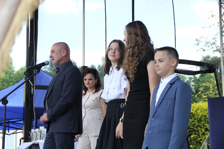 Odsłonięcie muralu z Prymasem Tysiąclecia w Łękach Górnych