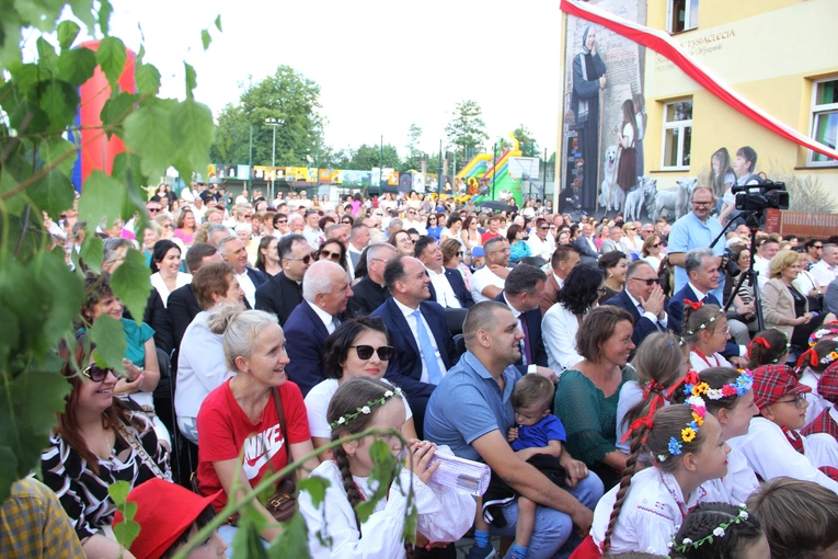 Odsłonięcie muralu z Prymasem Tysiąclecia w Łękach Górnych