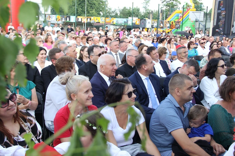 Odsłonięcie muralu z Prymasem Tysiąclecia w Łękach Górnych