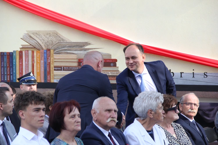 Odsłonięcie muralu z Prymasem Tysiąclecia w Łękach Górnych