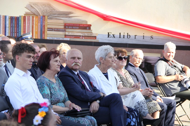 Odsłonięcie muralu z Prymasem Tysiąclecia w Łękach Górnych