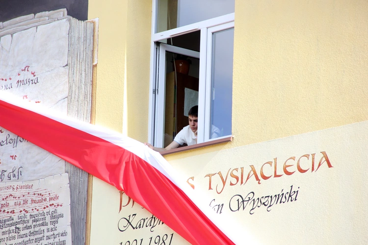 Odsłonięcie muralu z Prymasem Tysiąclecia w Łękach Górnych