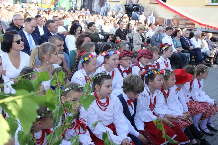 Odsłonięcie muralu z Prymasem Tysiąclecia w Łękach Górnych