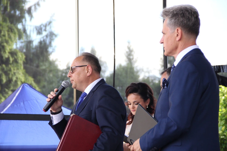 Odsłonięcie muralu z Prymasem Tysiąclecia w Łękach Górnych