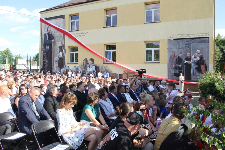 Odsłonięcie muralu z Prymasem Tysiąclecia w Łękach Górnych