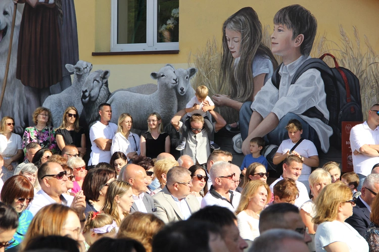Odsłonięcie muralu z Prymasem Tysiąclecia w Łękach Górnych