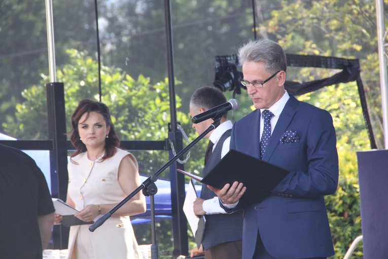 Odsłonięcie muralu z Prymasem Tysiąclecia w Łękach Górnych