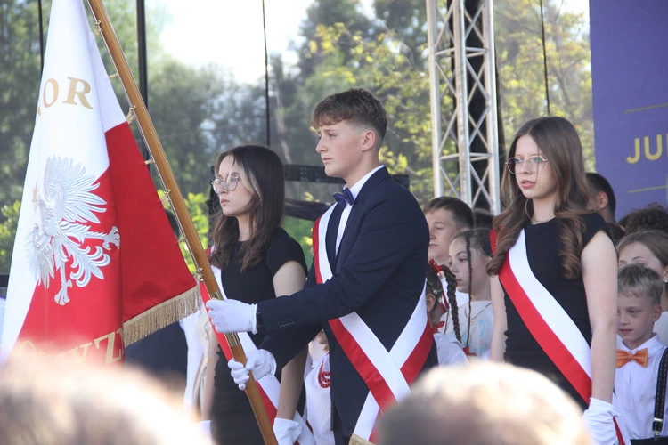Odsłonięcie muralu z Prymasem Tysiąclecia w Łękach Górnych