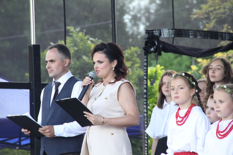 Odsłonięcie muralu z Prymasem Tysiąclecia w Łękach Górnych