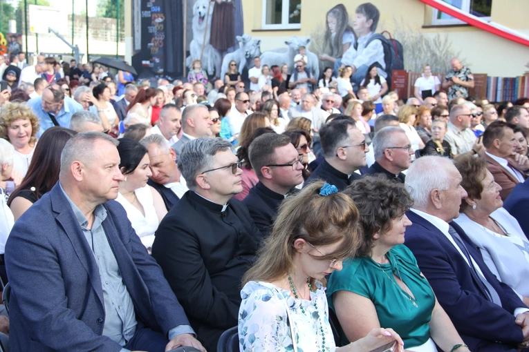 Odsłonięcie muralu z Prymasem Tysiąclecia w Łękach Górnych