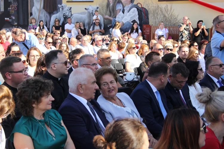 Odsłonięcie muralu z Prymasem Tysiąclecia w Łękach Górnych