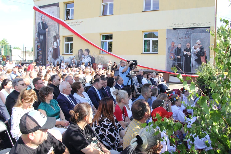 Odsłonięcie muralu z Prymasem Tysiąclecia w Łękach Górnych