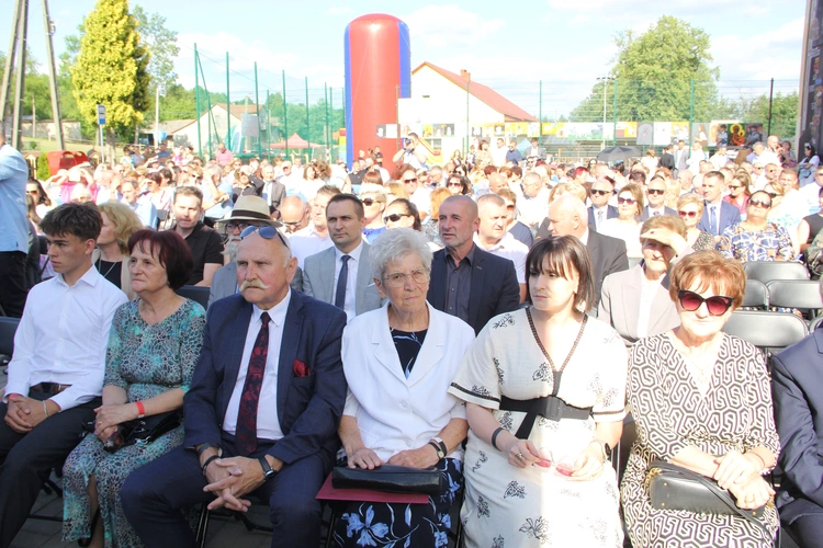 Odsłonięcie muralu z Prymasem Tysiąclecia w Łękach Górnych