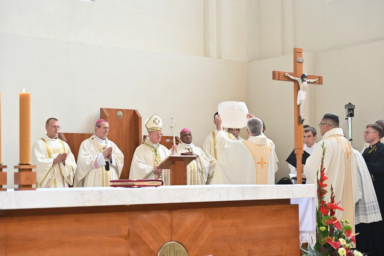 Sakra afrykańskiego biskupa - cz. 1