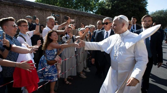 „Witamy! Niech żyje Papież!” Leon XIV przybył do Castel Gandolfo