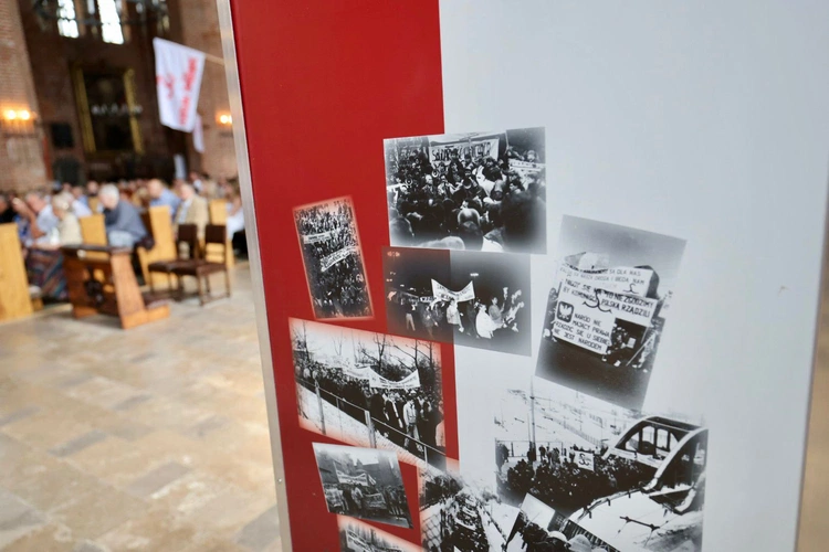 Poświęcenie krzyża Solidarności Walczącej