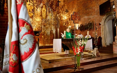 Nowy krzyż zdobi bursztynowy ołtarz