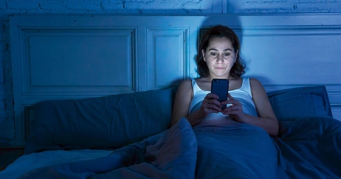 Niebieskie światło bezsenności. Jedna czwarta Polaków zgłasza ten problem