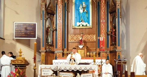 We wnętrzu zachował się oryginalny neobarokowy wystrój,  częściowo zniszczony  w 1945 roku. 