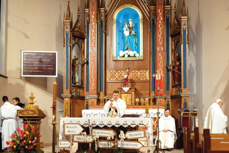 We wnętrzu zachował się oryginalny neobarokowy wystrój,  częściowo zniszczony  w 1945 roku. 