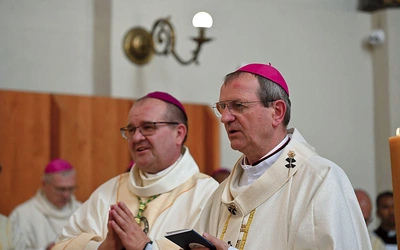  Bp Marek Ochlak (z lewej) z abp. Tadeuszem Wojdą.