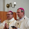  Bp Marek Ochlak (z lewej) z abp. Tadeuszem Wojdą.