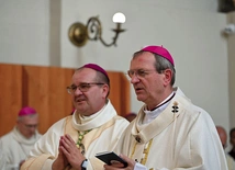  Bp Marek Ochlak (z lewej) z abp. Tadeuszem Wojdą.