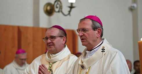  Bp Marek Ochlak (z lewej) z abp. Tadeuszem Wojdą.