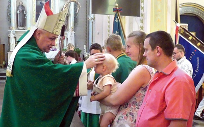 Bp Piotr Greger pobłogosławił dzieci i mamy oczekujące potomstwa.