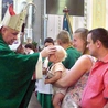 Bp Piotr Greger pobłogosławił dzieci i mamy oczekujące potomstwa.
