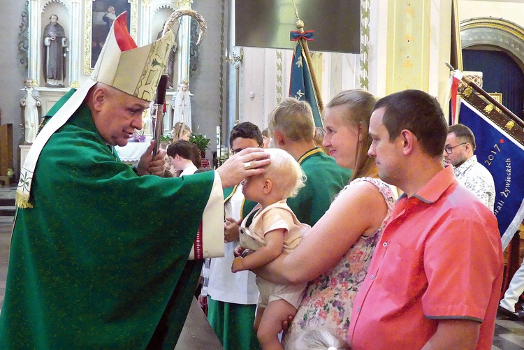 Bp Piotr Greger pobłogosławił dzieci i mamy oczekujące potomstwa.