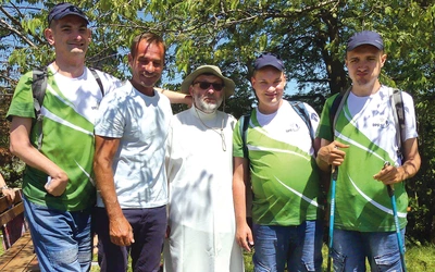 Chłopaki  ze skoczowskiej Przestrzeni Opatrzności z o. Bogdanem Kocańdą OFMConv.  Z lewej – Sebastian i opiekun Przemek, z prawej  – Mateusz i Andrzej. 