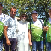 Chłopaki  ze skoczowskiej Przestrzeni Opatrzności z o. Bogdanem Kocańdą OFMConv.  Z lewej – Sebastian i opiekun Przemek, z prawej  – Mateusz i Andrzej. 