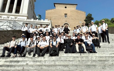 Seminarzyści krakowscy i bielsko- -żywieccy ze swoimi przełożonymi na pielgrzymim szlaku. 