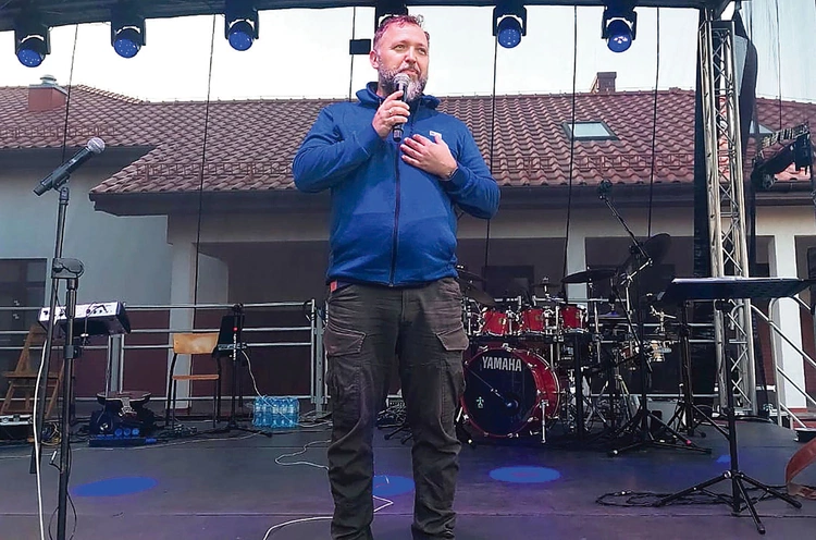 Witek Wilk przekonywał, jak wielka  jest moc działania Pana.
