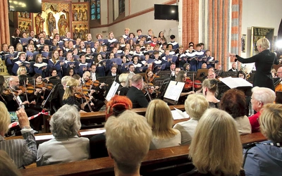 Chór z Brunszwiku i orkiestra Filharmonii Koszalińskiej  pod dyrekcją Elke Lindemann. 